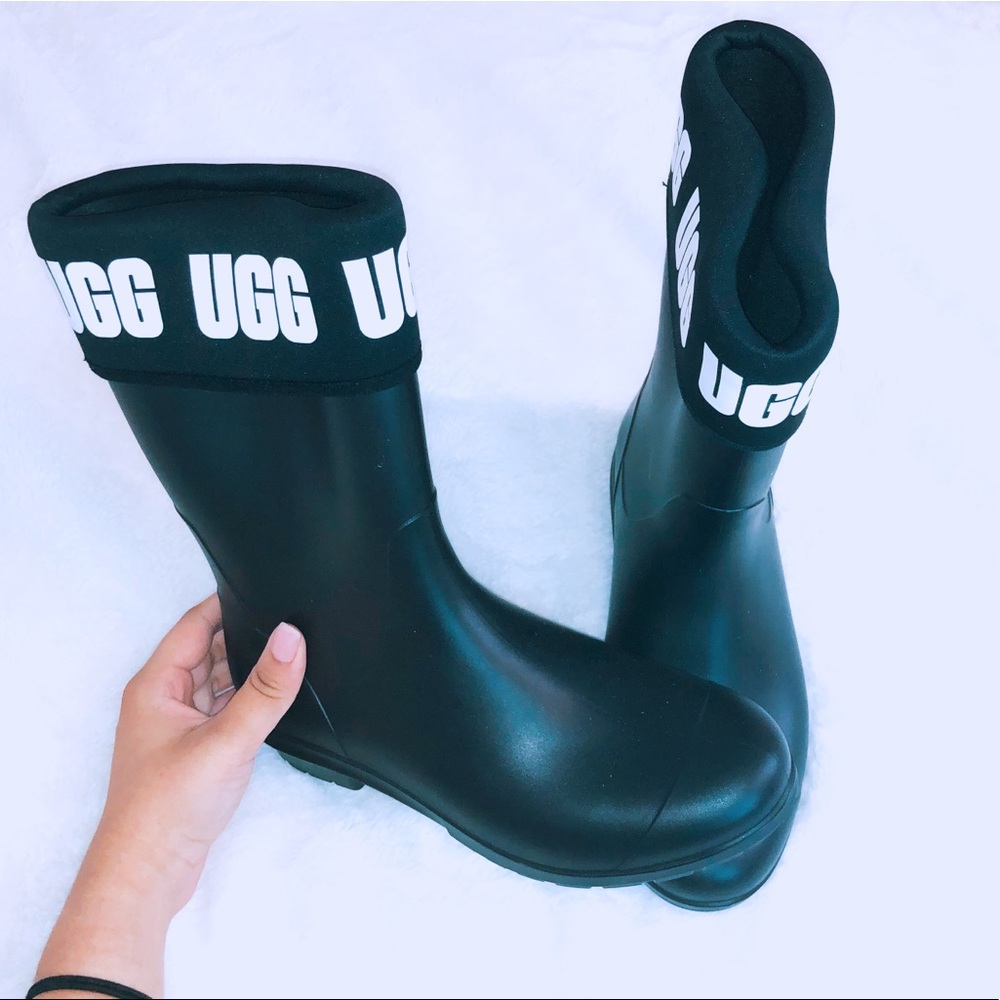 UGG RAIN BOOTS  NWOT